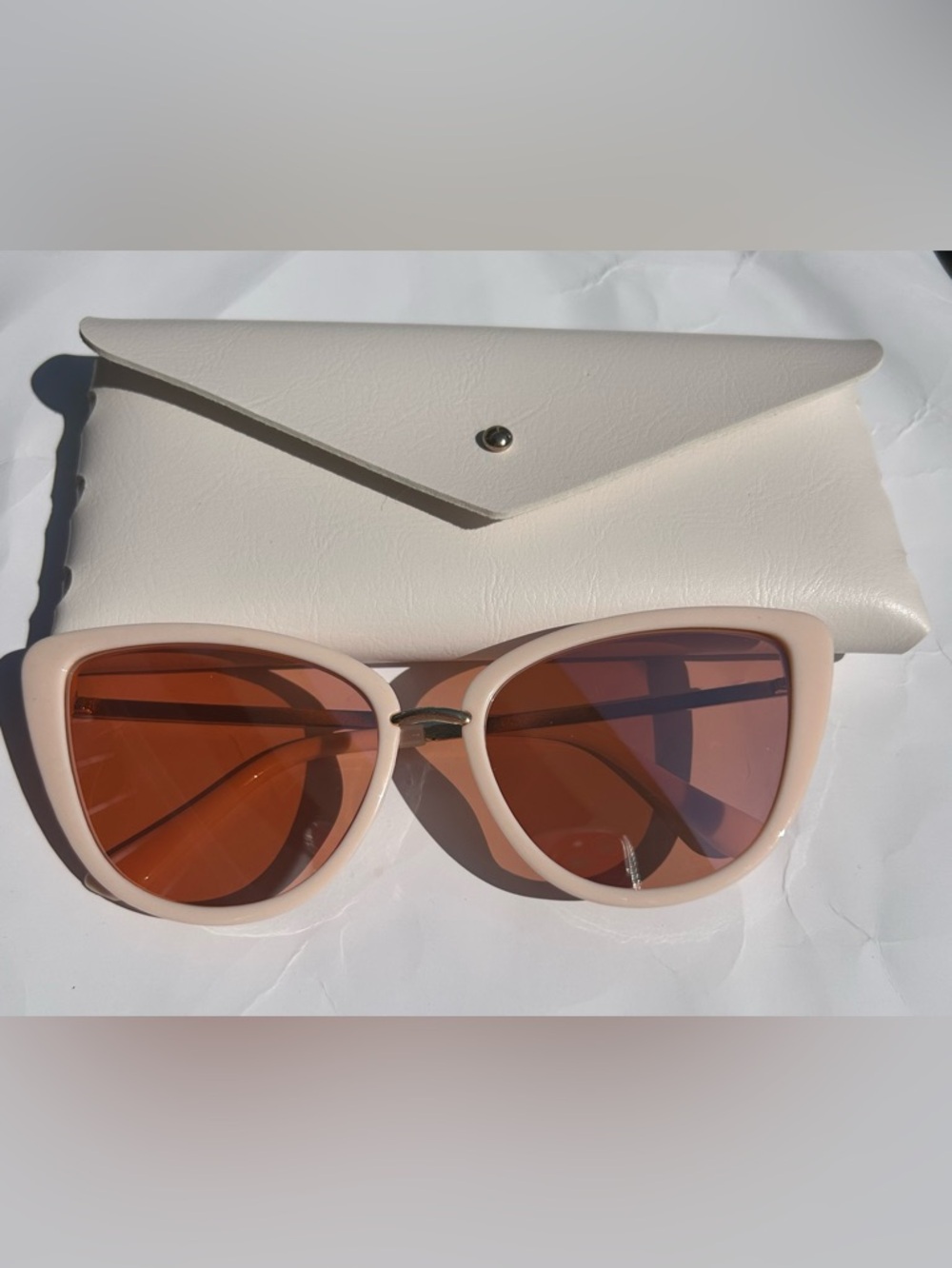 Chic Pink Cat-Eye Sunglasses & White Faux Leather Case